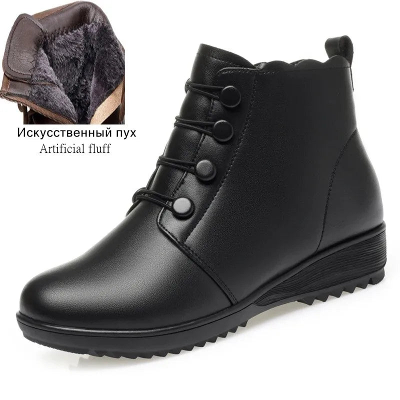 Schwarze Damen-Winterstiefelette mit Schnürung und Profilsohle, warm gefüttert
