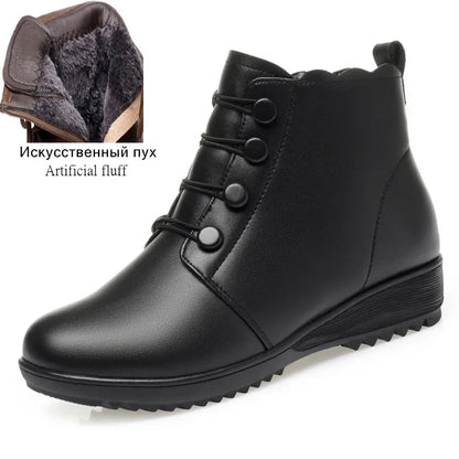 Schwarze Damen-Winterstiefelette mit Schnürung und Profilsohle, warm gefüttert