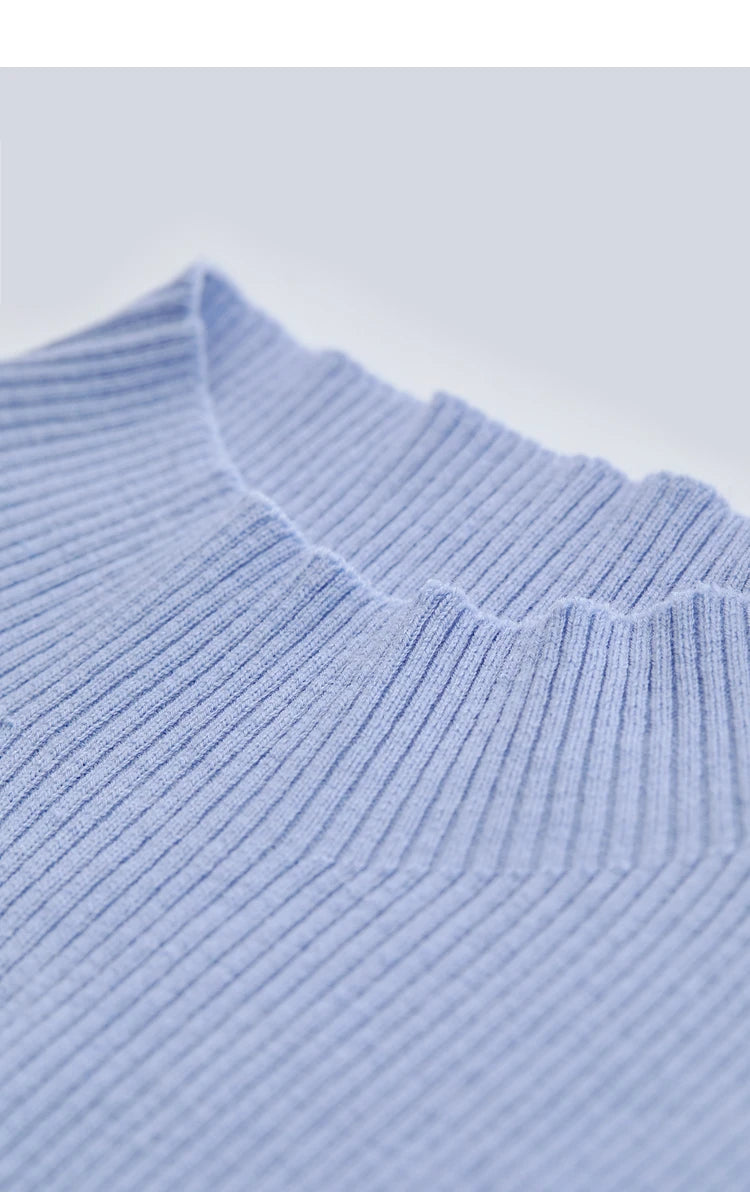 Detail: gerippter Rollkragen-Strick in hellblau mit feiner Rippenstruktur