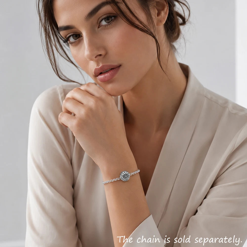 Armband mit rundem Charm aus Sterlingsilber und blauem Stein am Handgelenk