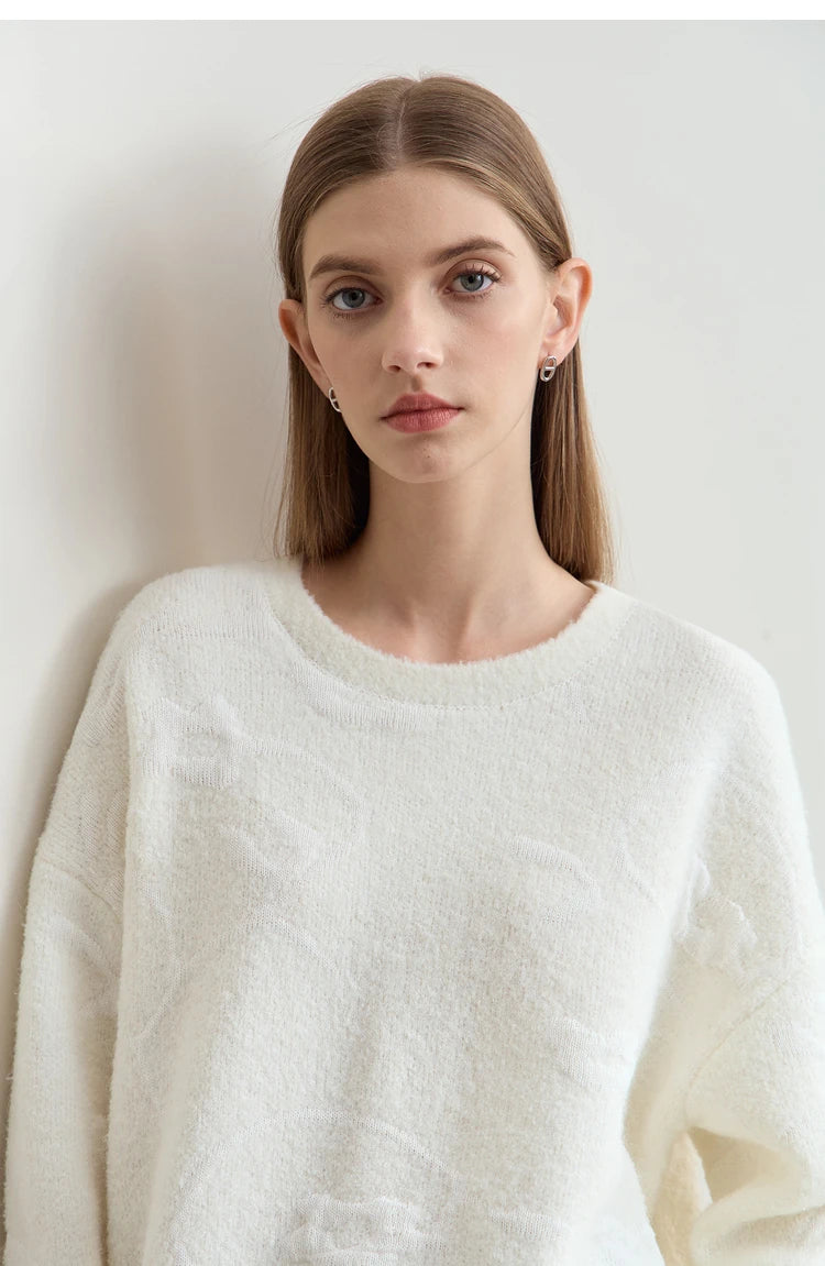 Damenpullover mit O-Ausschnitt, Nahansicht des Kragens, lockere Strickstruktur in Creme