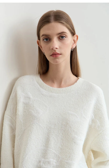 Damenpullover mit O-Ausschnitt, Nahansicht des Kragens, lockere Strickstruktur in Creme