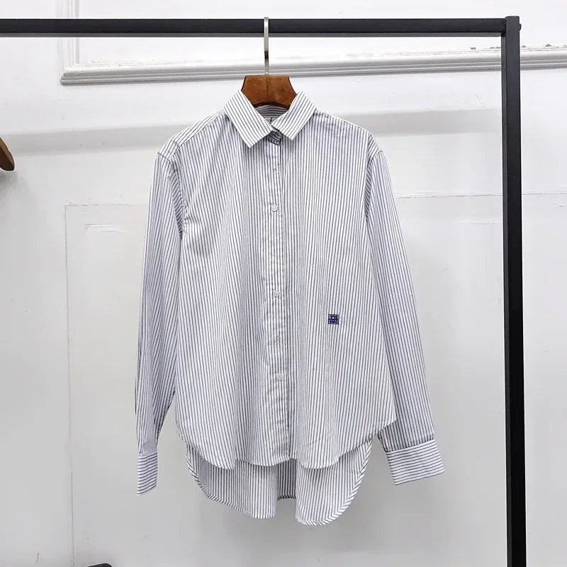 Schwarzes, glänzendes Textur-T-Shirt mit kurzen Ärmeln – eleganter, figurbetonter Stil für Frühling und Sommer