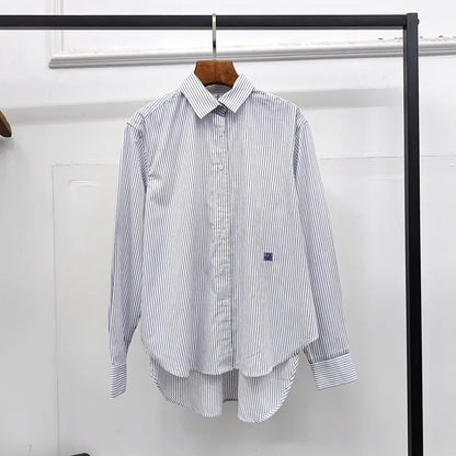 Schwarzes, glänzendes Textur-T-Shirt mit kurzen Ärmeln – eleganter, figurbetonter Stil für Frühling und Sommer