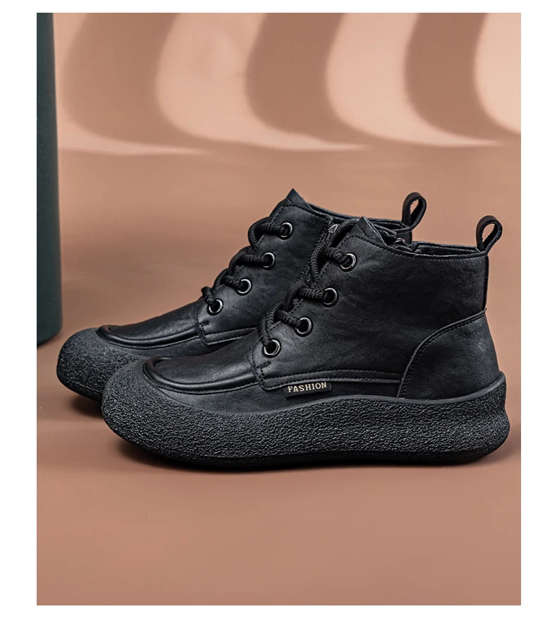 Damen-Knöchelboots mit Schnürung, Rundspitz und dicker Profilsohle; schwarz.