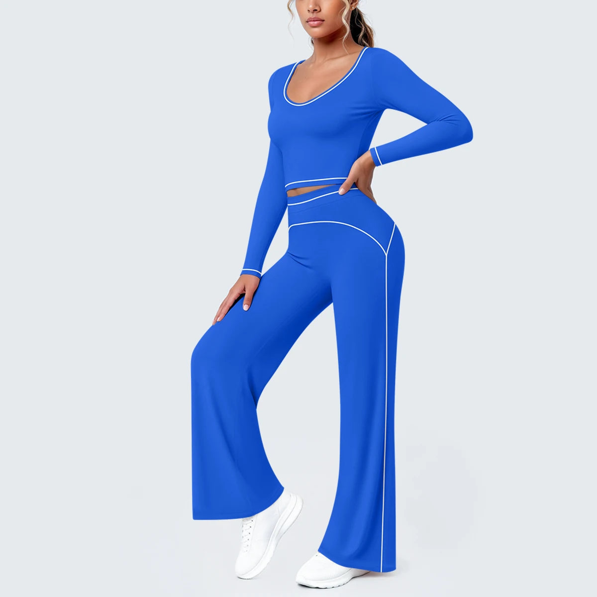 Blaues Damen Yoga-Set: 3/4-Ansicht mit Langarm-Top mit Cut-out und weitem Bein der Leggings