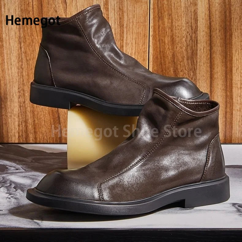 Braune Stiefelette mit hohem Schaft, gepolsterter Kante und breiter, dunkler Sohle