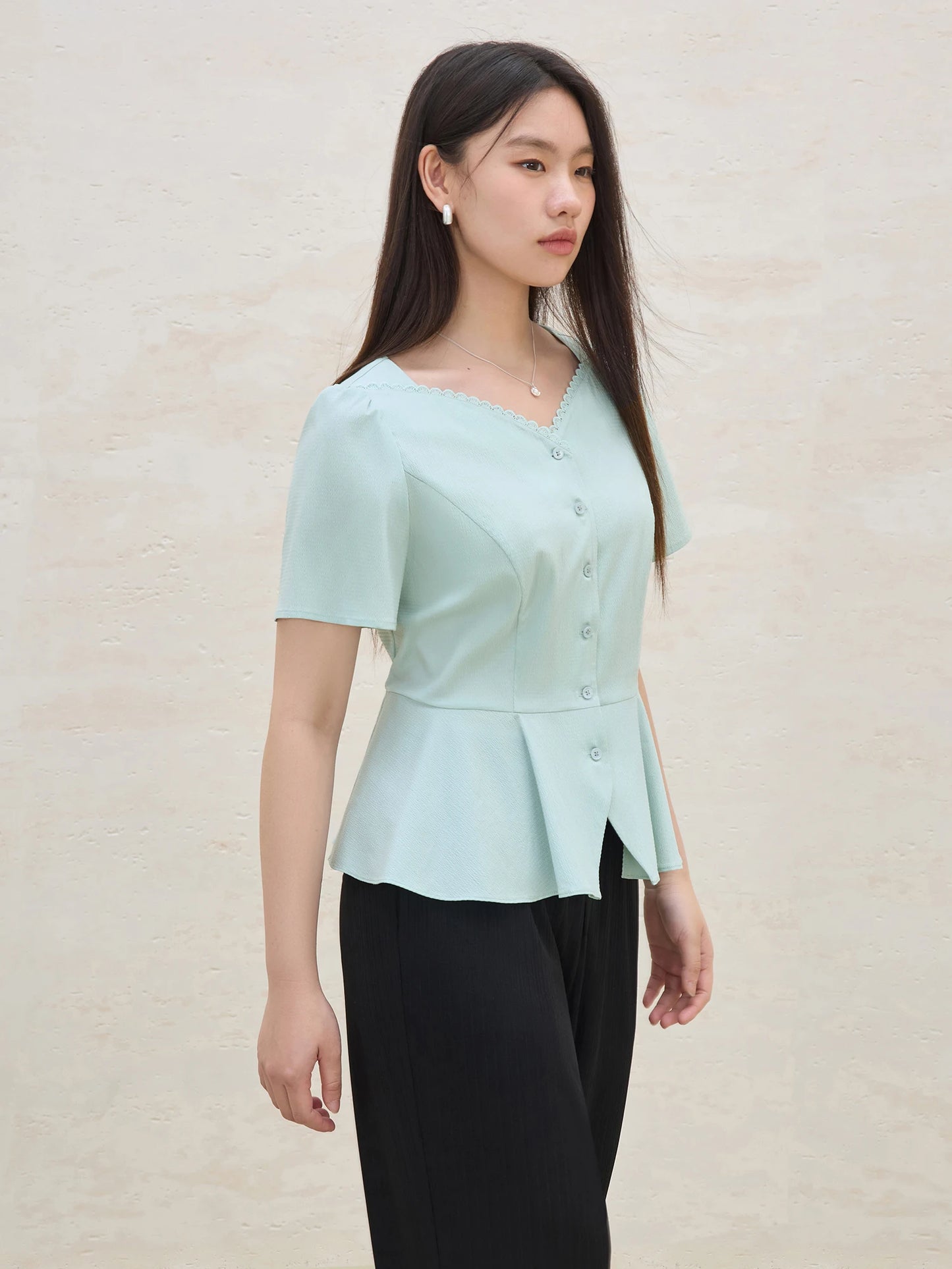 Elastisches Damen-Strickshirt in Übergröße mit kurzen Ärmeln – stilvoll und ideal für den Sommer.
