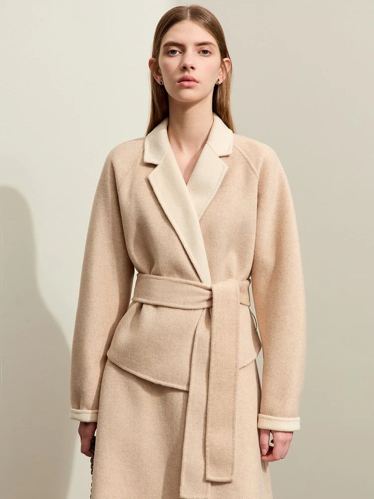 Damen-Wintermantel Beige mit breitem Reverskragen und Bindegürtel, vorne geschlossen