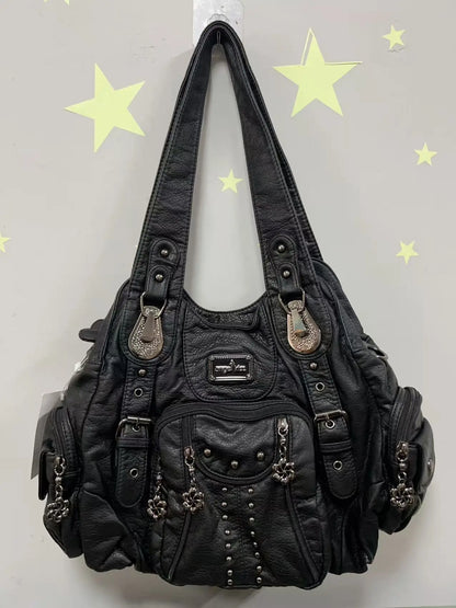 Schwarze Damenhandtasche aus Kunstleder mit Frontnieten und dekorativen Anhängern