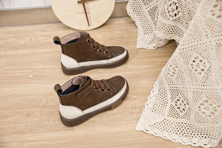 Damen Winterstiefel, braun und schwarz, mit Schnallenriemen und weißer Profilsohle