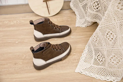 Damen Winterstiefel, braun und schwarz, mit Schnallenriemen und weißer Profilsohle
