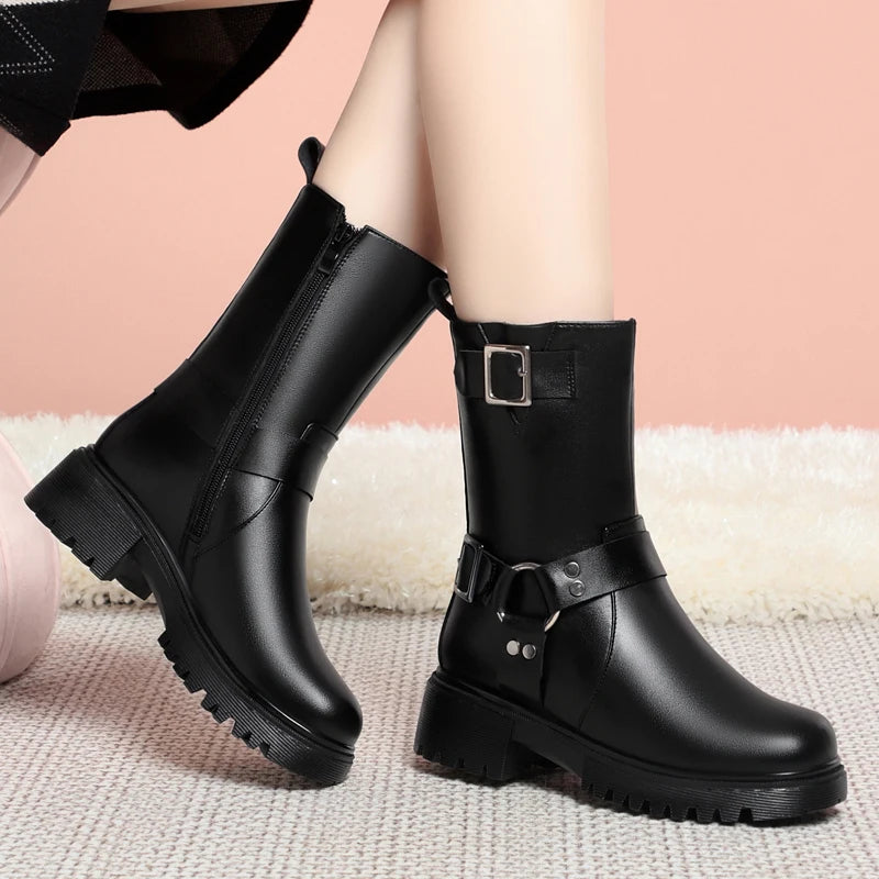 Schwarze Damen-Winterboots mit Wollfutter, zwei Schnallenriemen und robustem Profilabsatz.