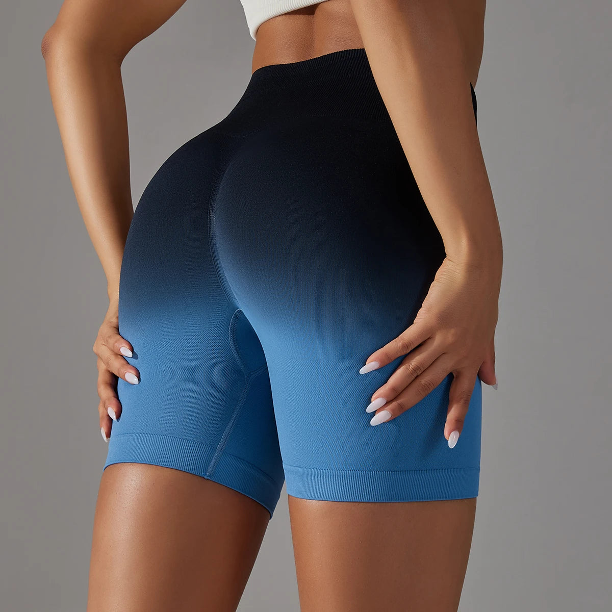 Nahtlose High-Waist Yoga-Shorts mit Push-up, Farbverlauf schwarz zu blau