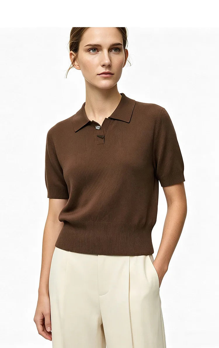 Braunes Strickpolo mit Kurzarm, Knopfleiste am Kragen und Metallknöpfen