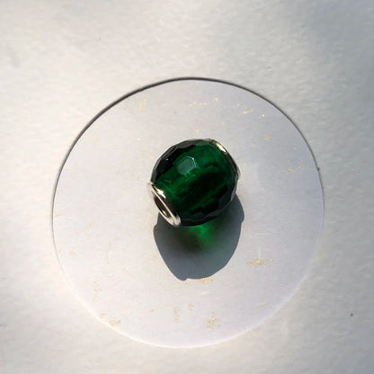 Grüner facettierter Perlen-Charm aus 925er Sterlingsilber auf Rundfläche