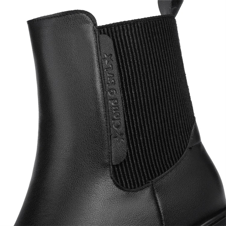 Schwarzer Chelsea-Boot mit elastischem Seitenstretcheinsatz und geprägtem Detail