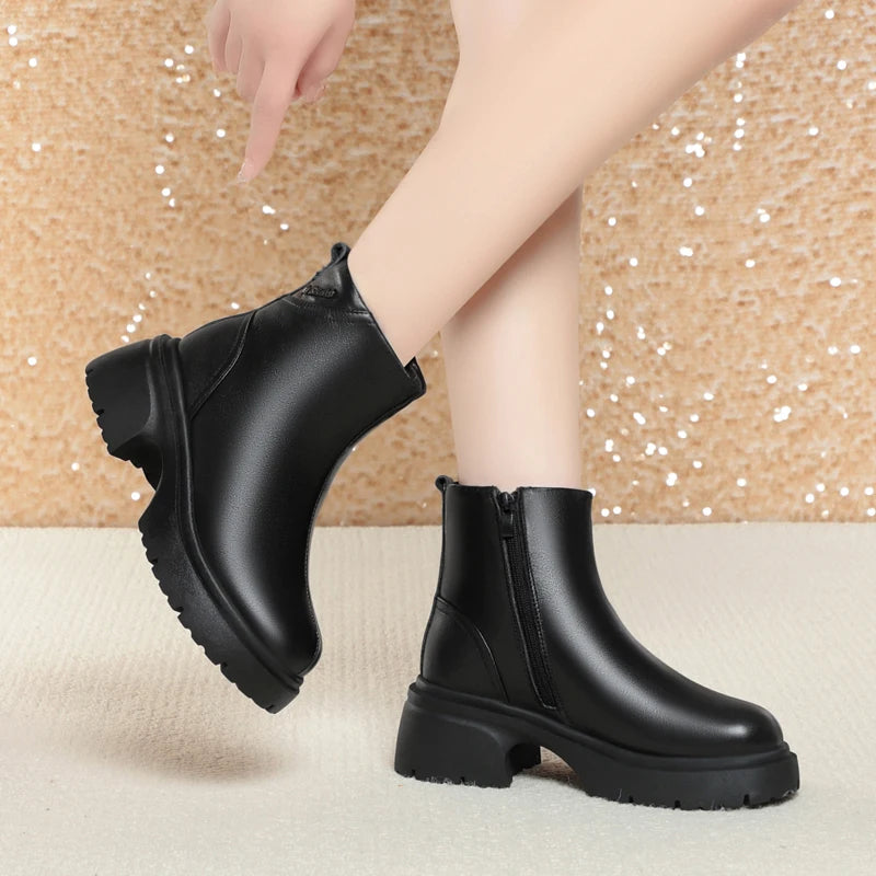 Damenstiefeletten schwarz mit seitlichem Reißverschluss und runder Zehenform, Profilsohle