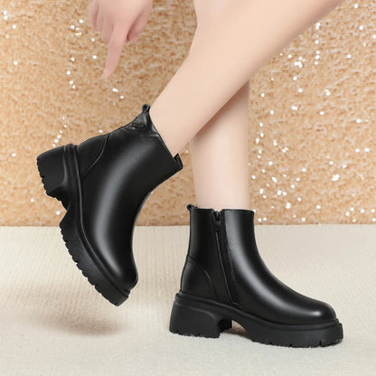 Damenstiefeletten schwarz mit seitlichem Reißverschluss und runder Zehenform, Profilsohle