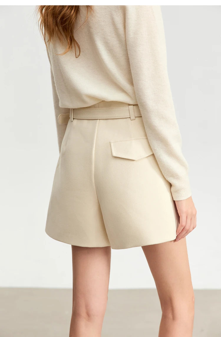 Damen Shorts im minimalistischen Stil mit Gürtel und solider Vintage-Optik