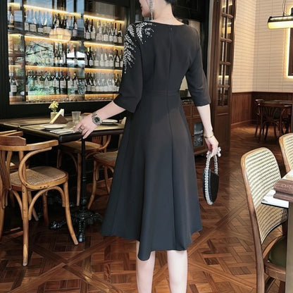 Elegantes Damenkleid mit quadratischem Ausschnitt, halblangen Ärmeln und Pailletten-Patchwork-Design – ideal für besondere Anlässe.