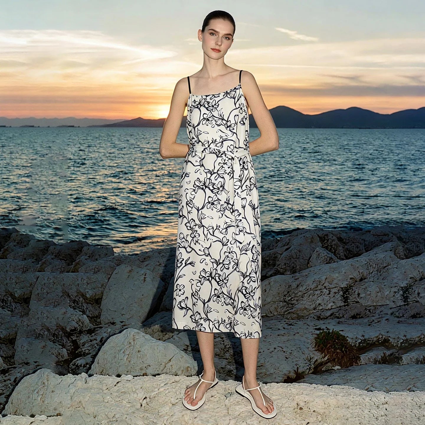 Elegantes Langes Sommerkleid Mit Gürtel Und Blumendruck Für Frau