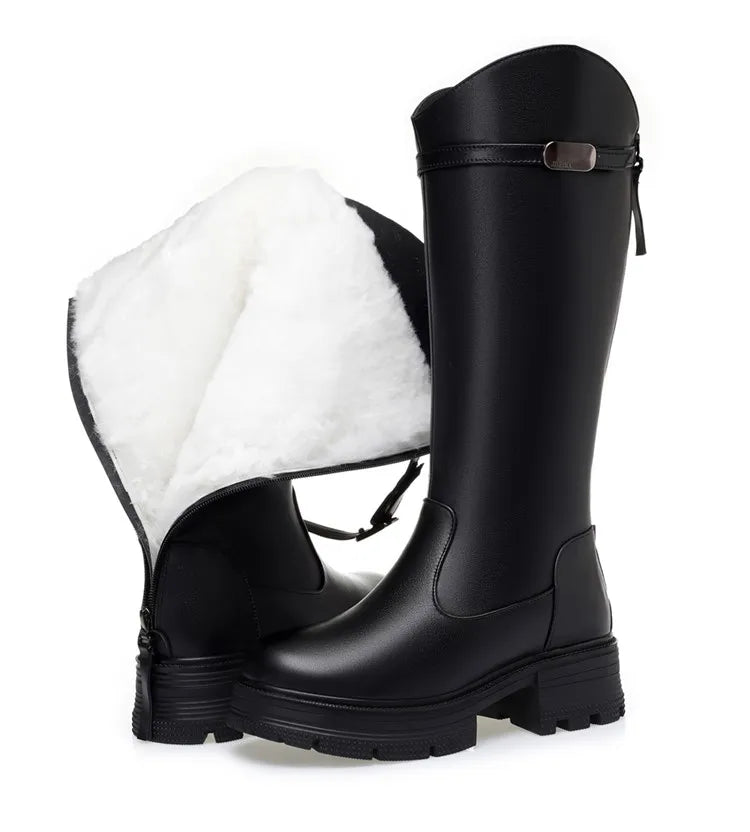 Schwarzer Damen-Snowboot mit umgeschlagenem weißem Fellfutter und Schnalle am Schaft