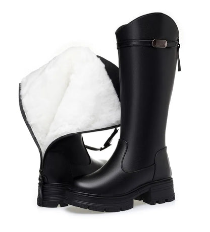 Schwarzer Damen-Snowboot mit umgeschlagenem weißem Fellfutter und Schnalle am Schaft