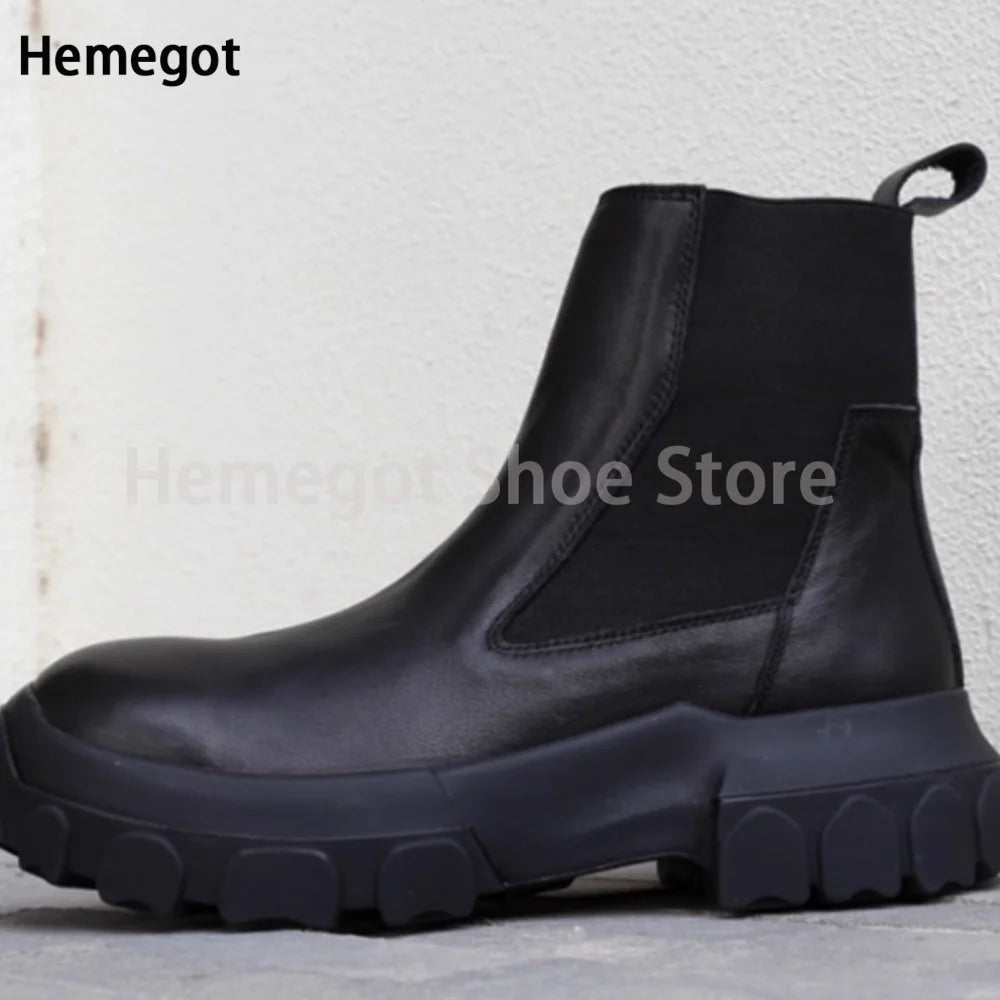 Schwarze Chelsea-Stiefelette mit elastischem Seiten-Einsatz und markanter Profilsohle