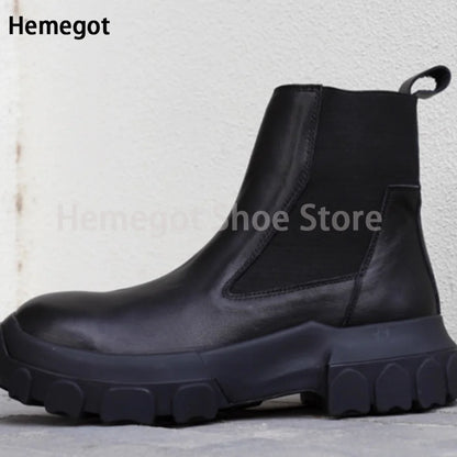 Schwarze Chelsea-Stiefelette mit elastischem Seiten-Einsatz und markanter Profilsohle