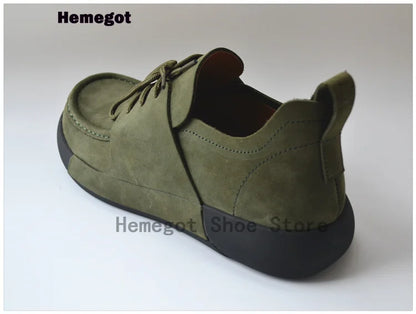 Herren-Schuhe aus dunkelgrünem Wildleder mit Schnürung und abgerundeter Ferse