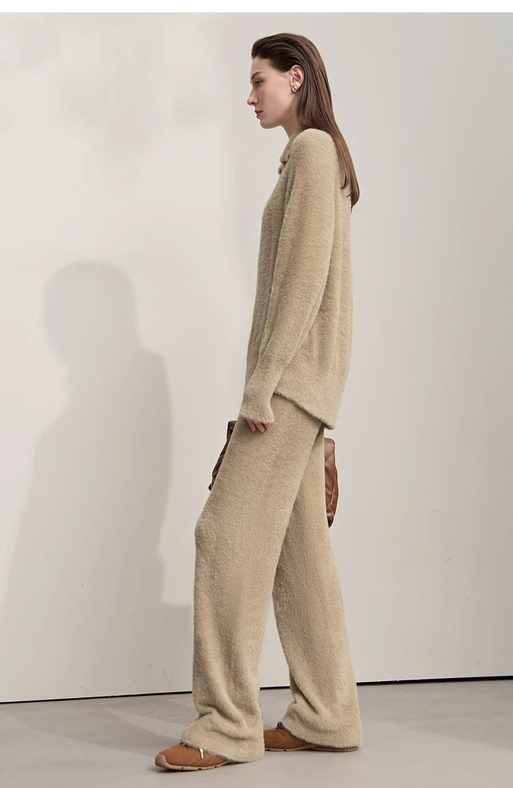 Damenpullover aus flauschigem Strickstoff, beige, Seitenansicht, lange Ärmel, Kragen
