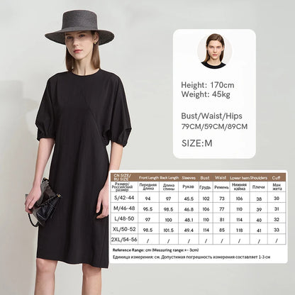 Schwarzes Sommerkleid mit kurzen Puffärmeln, rundem Halsausschnitt und lockerer Passform.