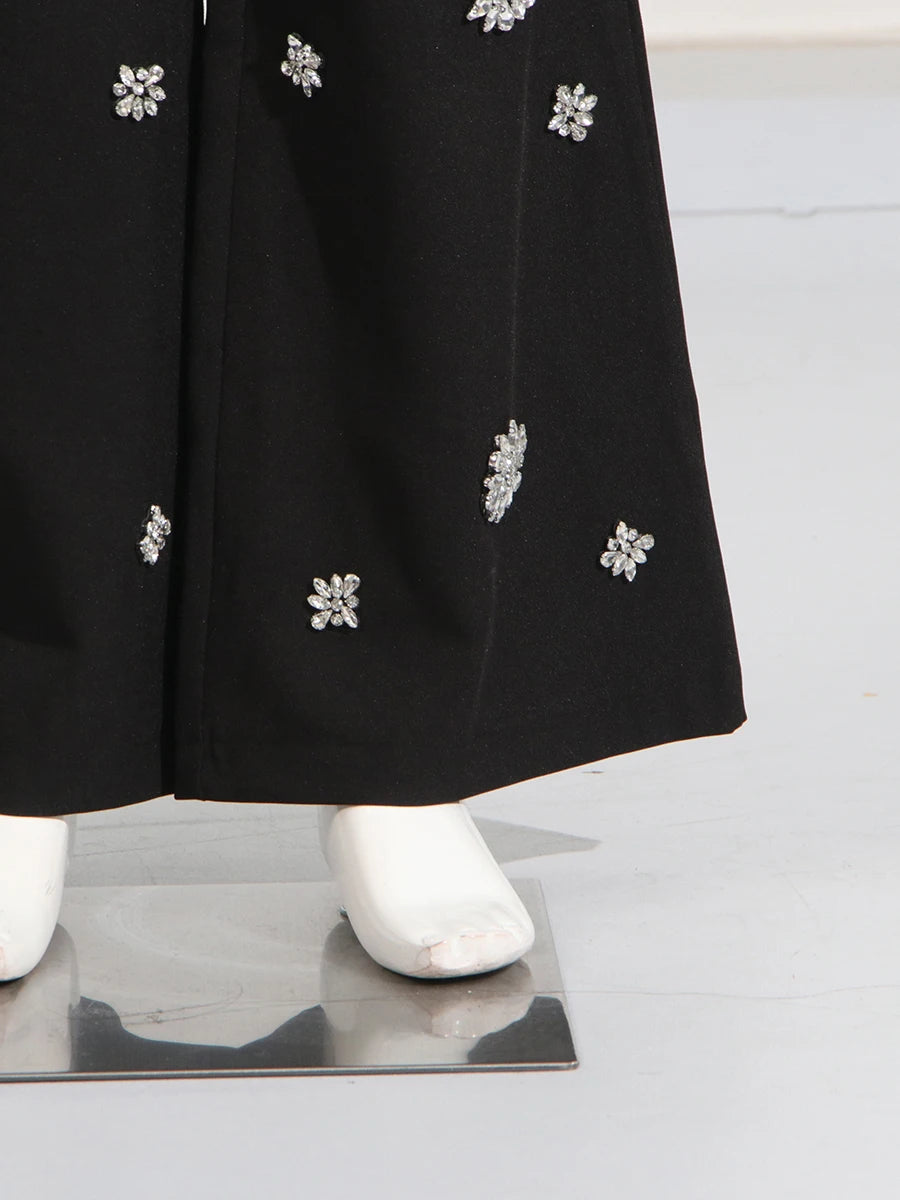 Ärmelloses Damen-Spitzenkleid mit Rundhalsausschnitt und Patchwork-Design – figurbetont und mit Hohldetails.