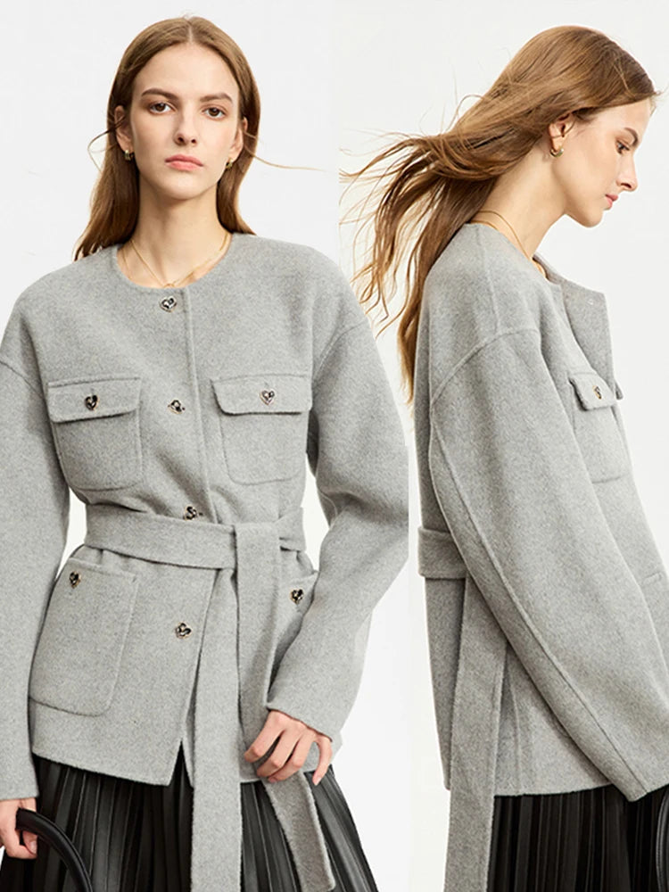 Frauen Woll Mantel im minimalistischen Stil mit Gürtel und Taschen