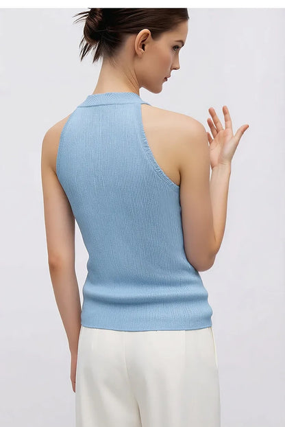 Himmelblaues Damen-Stricktop mit Stehkragen und tiefem Rückenausschnitt, ärmellos