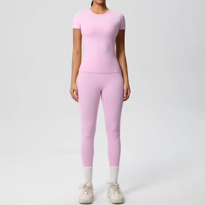 Hellrosanes Sport-Set: Crop-Top und Leggings, slim fit, 3/4-Länge, weißer Abschluss.