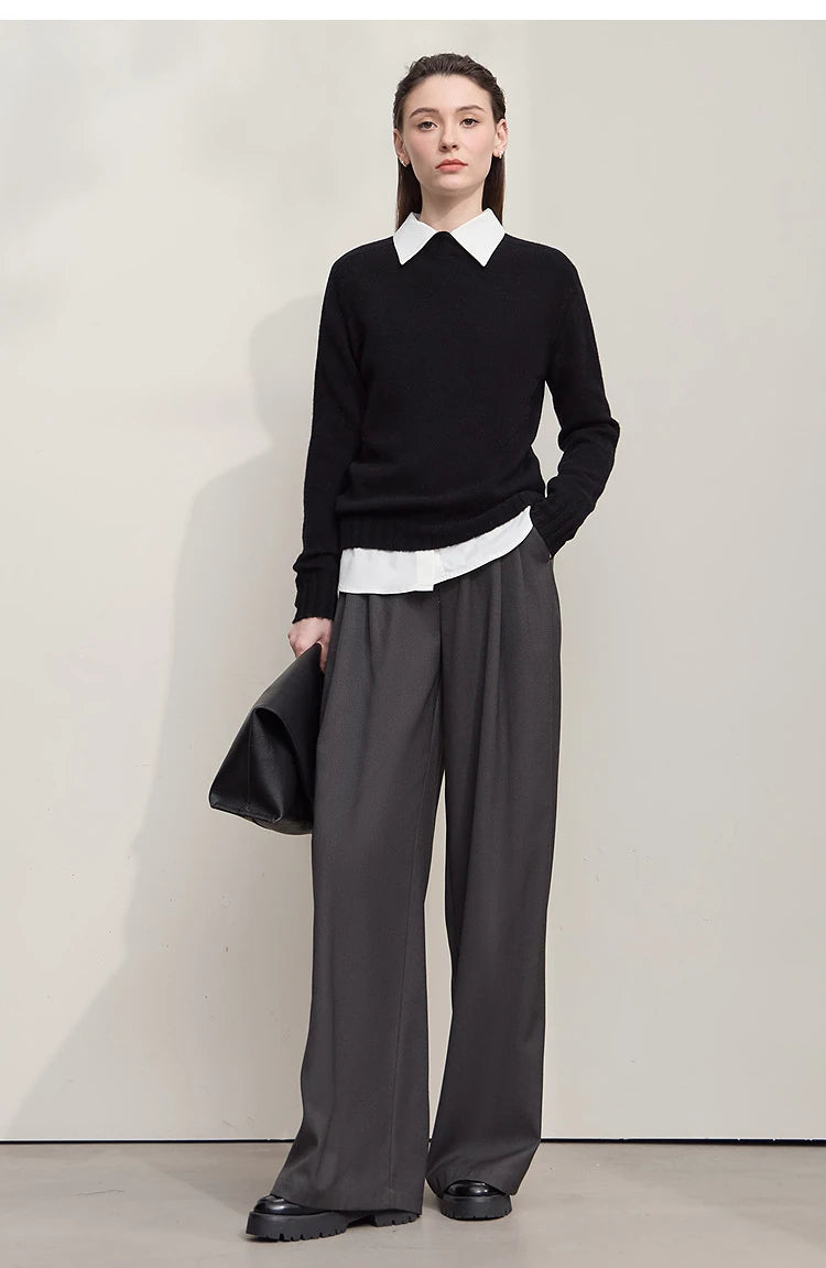 Damenpullover aus Wolle, schwarz, Frontansicht, weißer Kragen darunter, lange Ärmel