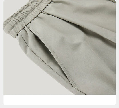 Eleganter Herrenanzug mit grauem Nadelstreifen, doppelreihigem Sakko, Weste und Hose – ideal für Hochzeit, Büro und festliche Anlässe.