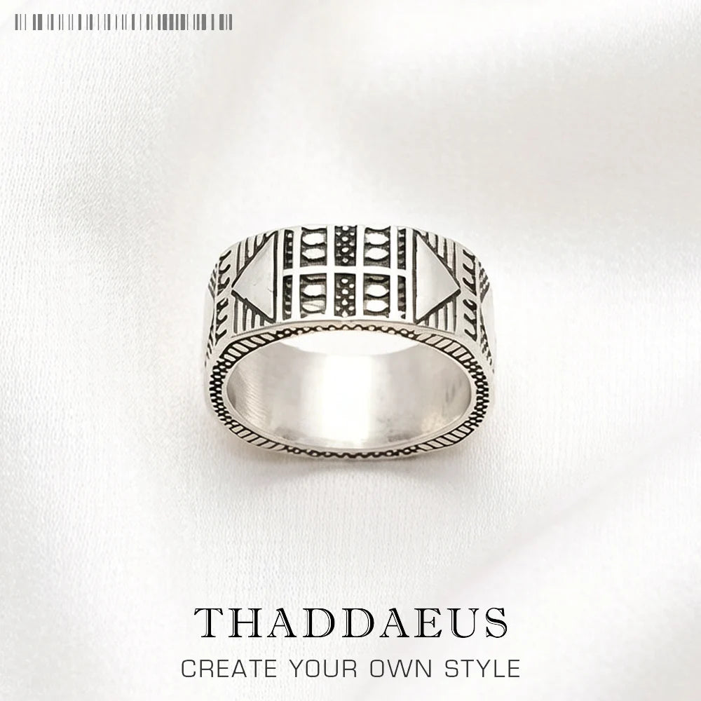 Rhodinierter Silberring mit geometrischem Ethno-Design und breiter Ringschiene