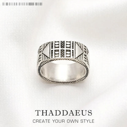 Rhodinierter Silberring mit geometrischem Ethno-Design und breiter Ringschiene