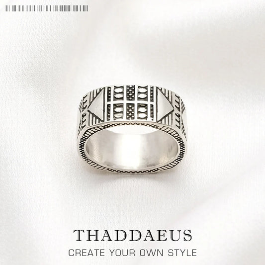 Rhodinierter Silberring mit geometrischem Ethno-Design und breiter Ringschiene