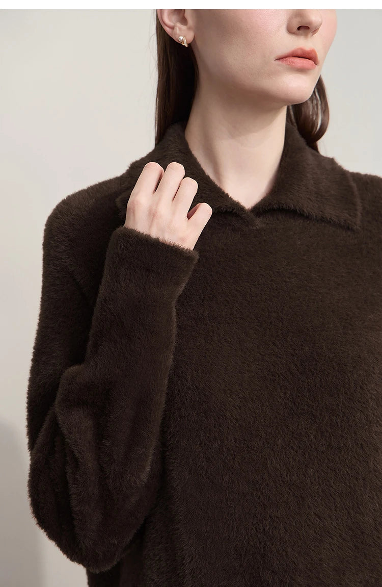 Damen-Pullover mit flauschigem, dunklem Strick und Polokragen, Detailaufnahme Schulter