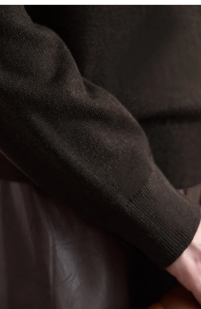Damenpullover, dunkler Feinstrick in Nahaufnahme, Ärmelbündchen und Stofftextur