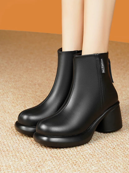 Schwarze Leder-Stiefelette mit Blockabsatz, rundlicher Spitze und kurzem Schaft