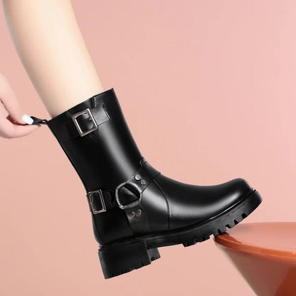 Schwarzer Damen-Winterstiefel mit Schnallen am Schaft und gepolsterter Sohle.