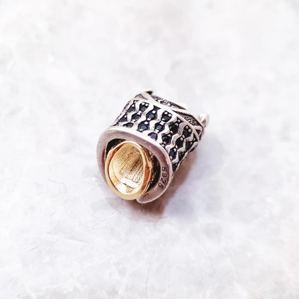 Rückansicht 925-Sterlingsilber Charm mit goldener Öffnung und geprägtem Muster