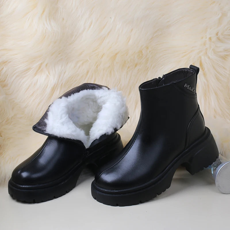 Schwarze Ankle-Boots mit weißem Fellfutter, hoher Profilsohle und Blockabsatz