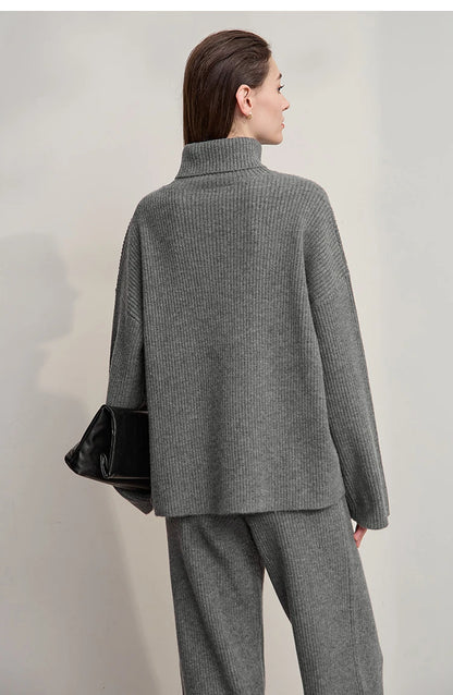 Grauer Rollkragenpullover von hinten, dazu graue weite Hose