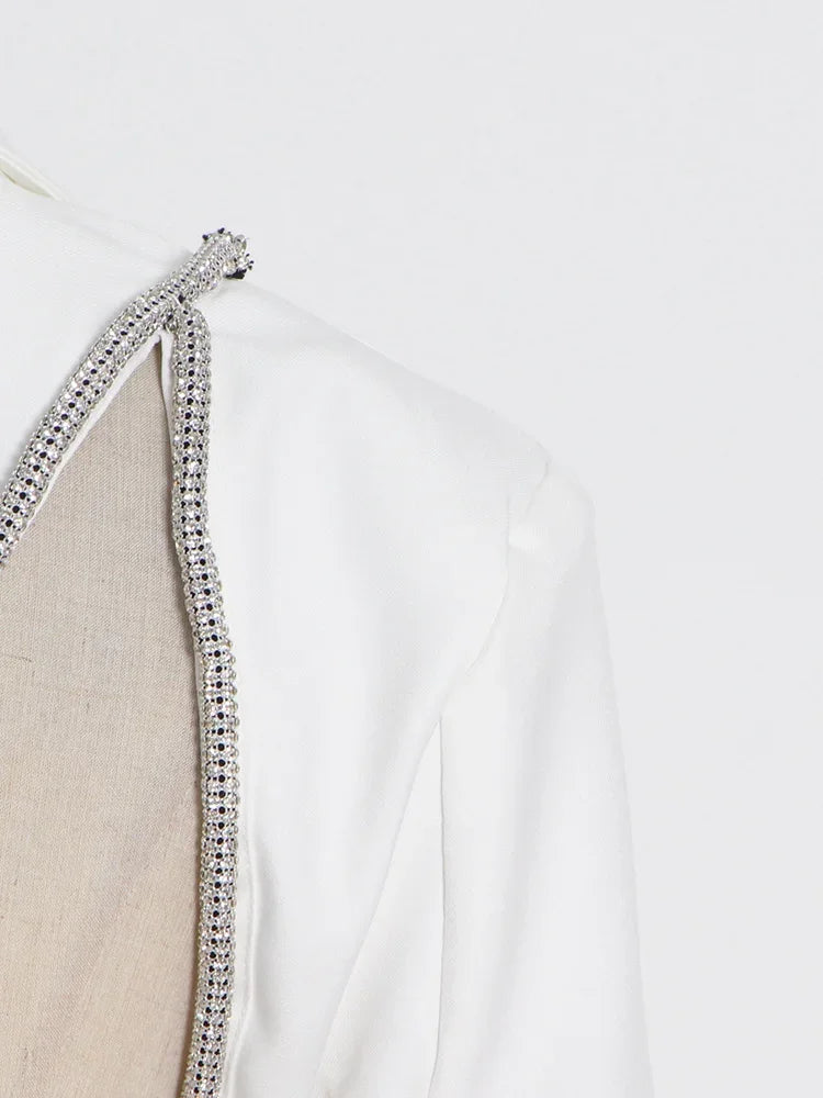 Elegantes Damen-Midikleid mit schulterfreiem Design, langen Ärmeln und Perlen-Patchwork – figurbetont und luxuriös.